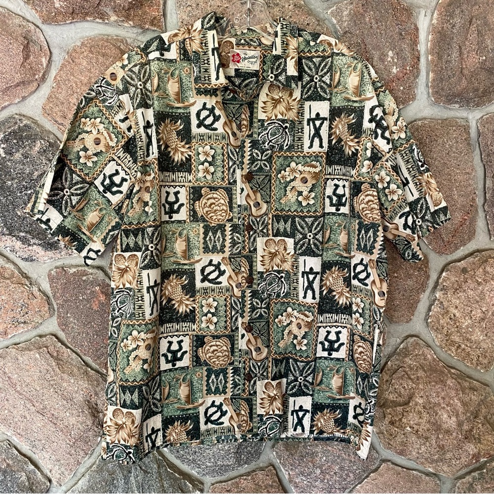 🐢 Hilo Hattie Hawaiian shirt with Turtle pattern.